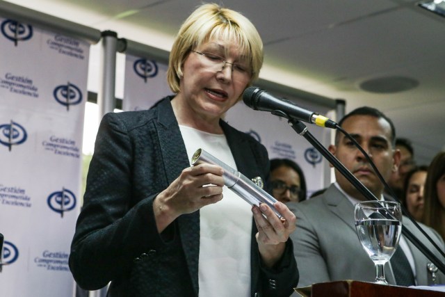 La fiscal general, Luisa Ortega Díaz, sostiene un cartucho de bomba lacrimógena (Foto: EFE)