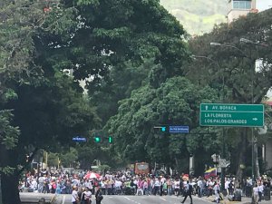 10:40 Cerrado paso en Av. Francisco de Miranda a la altura de Altamira #30May