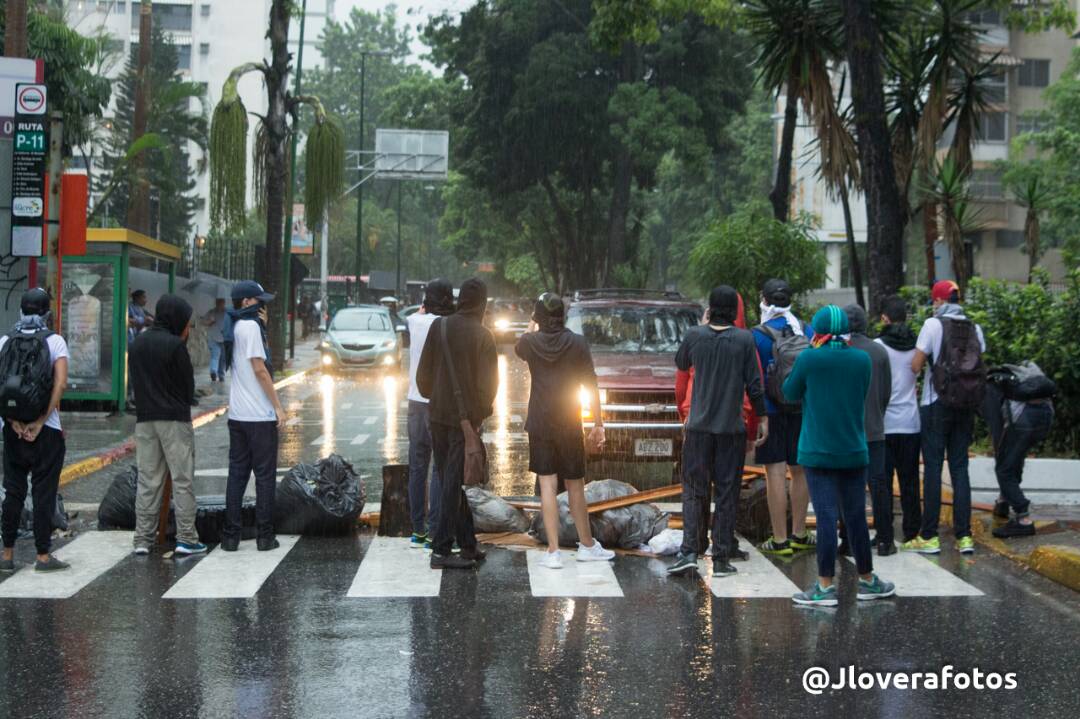 Manifestantes cierran con barricadas la avenida Sanz de El Marqués (fotos)