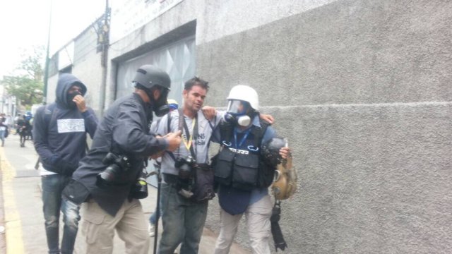Fotógrafo Juan Carlos Neira fue herido en la cabeza este #3May. Foto: @ElpitazoTV