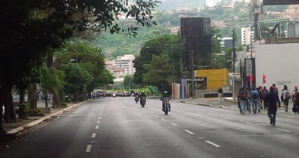 7:45 Cierran paso en la avenida Ávila de Altamira #15May