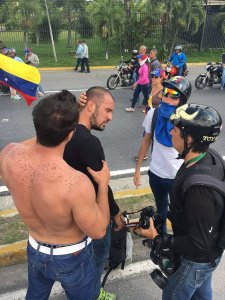 Fotógrafo Donaldo Barros fuera de peligro luego de haber sido impactado por una lacrimógena