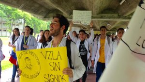 Médicos y estudiantes de medicina de la UCV protestan para exigir insumos #11May (Fotos + Videos)