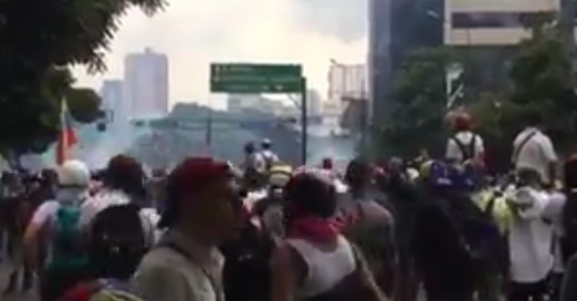Un mar de manifestantes en Chacaíto… la represión los recibe con gases tóxicos (VIDEOS)