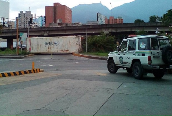 Denuncian que containers fueron colocados en autopista para impedir la Marcha de los Abuelos