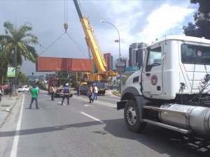 Protección Civil retiró contenedores de la autopista Francisco Fajardo