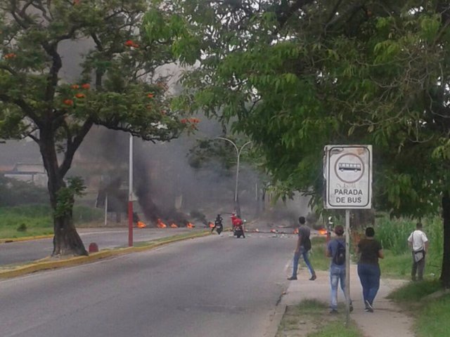 Desde tempranas horas, un grupo de personas protesta en esa entidad. Foto: @peruchocastillo 