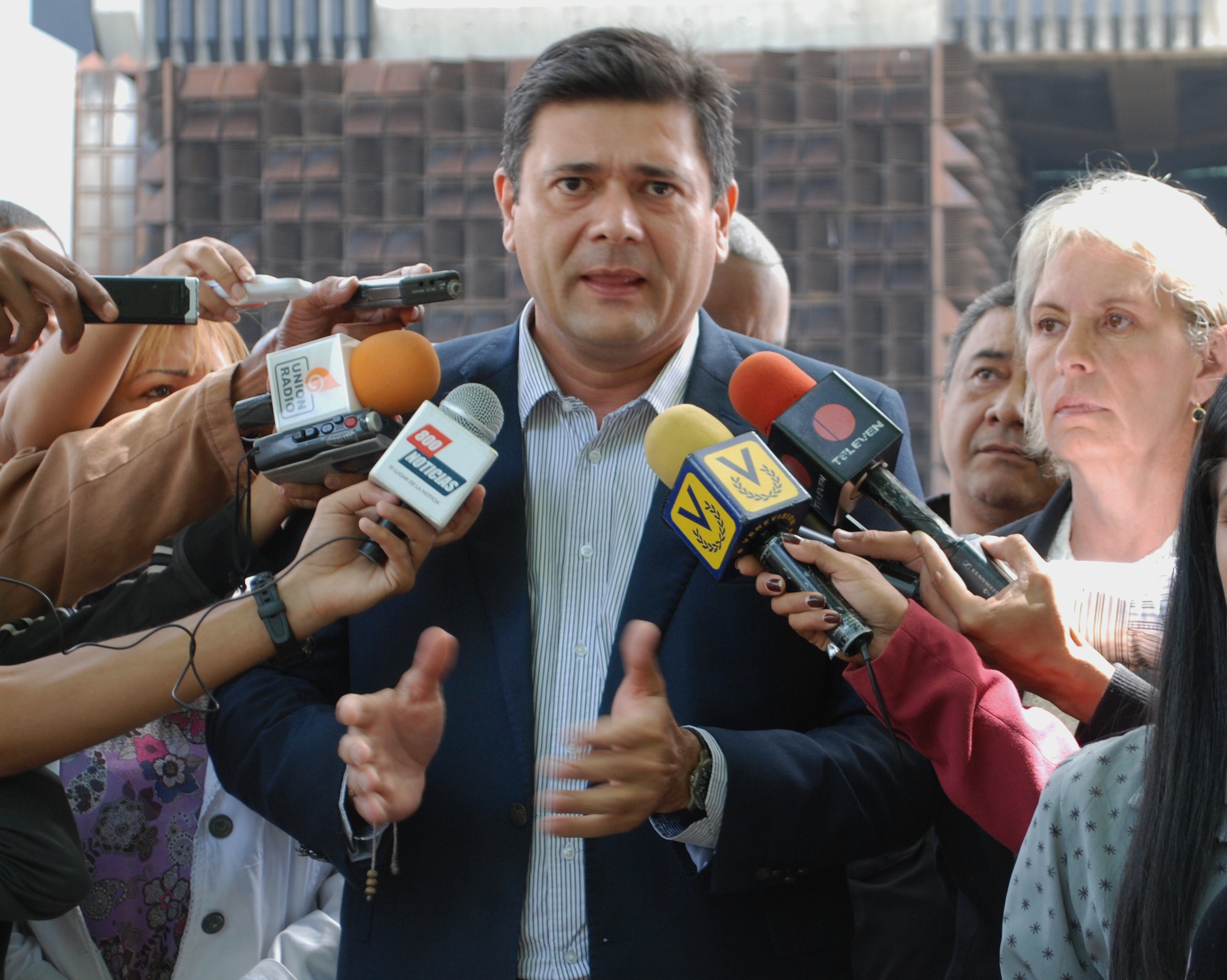 Desfalco a la nación asciende a 400 millardos de dólares, asegura Freddy Superlano