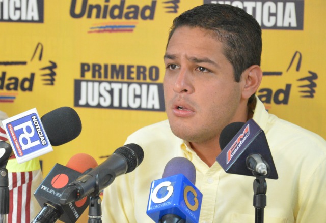 Oradora de orden en juramentación de Carneiro llama “médico asesino” a Jose Manuel Olivares
