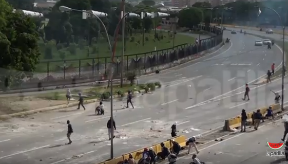 En video: Momento en el que manifestante cae herido en los alrededores de La Carlota