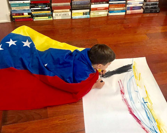 Leopoldo Santiago con la bandera