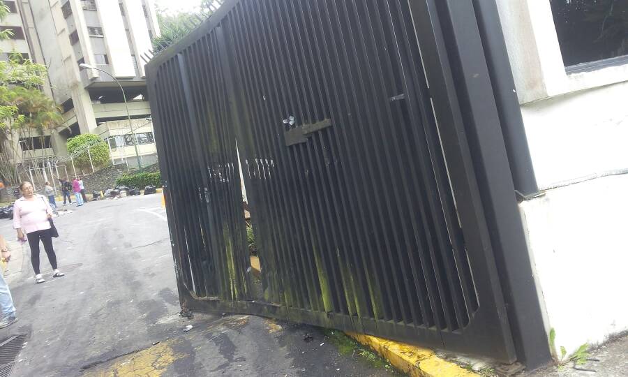 Tanquetas de la GNB tumban rejas de residencias OPS en San Antonio (fotos + videos)
