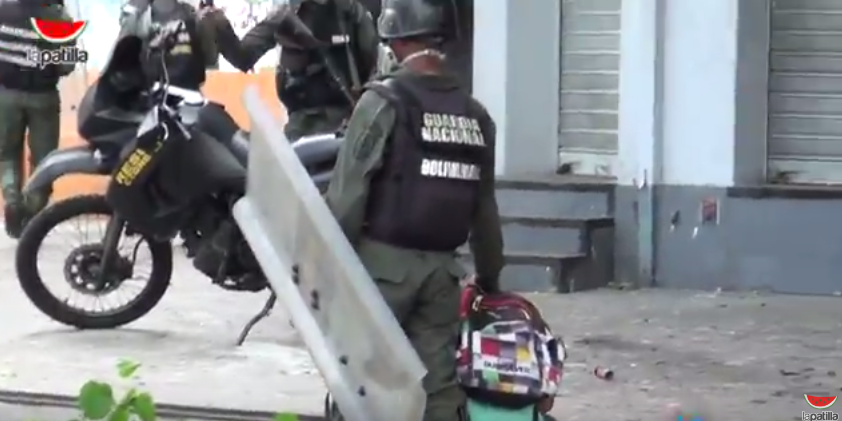 Momento en que la GNB se lleva detenido a “Gregory”, un manifestante en Bello Monte (Video)