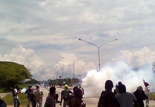 Tras llegar caravana de opositores a La Encrucijada de Carabobo, la GNB y PNB comenzaron a arrojar bombas lacrimógenas.Foto @manuel_barroeta