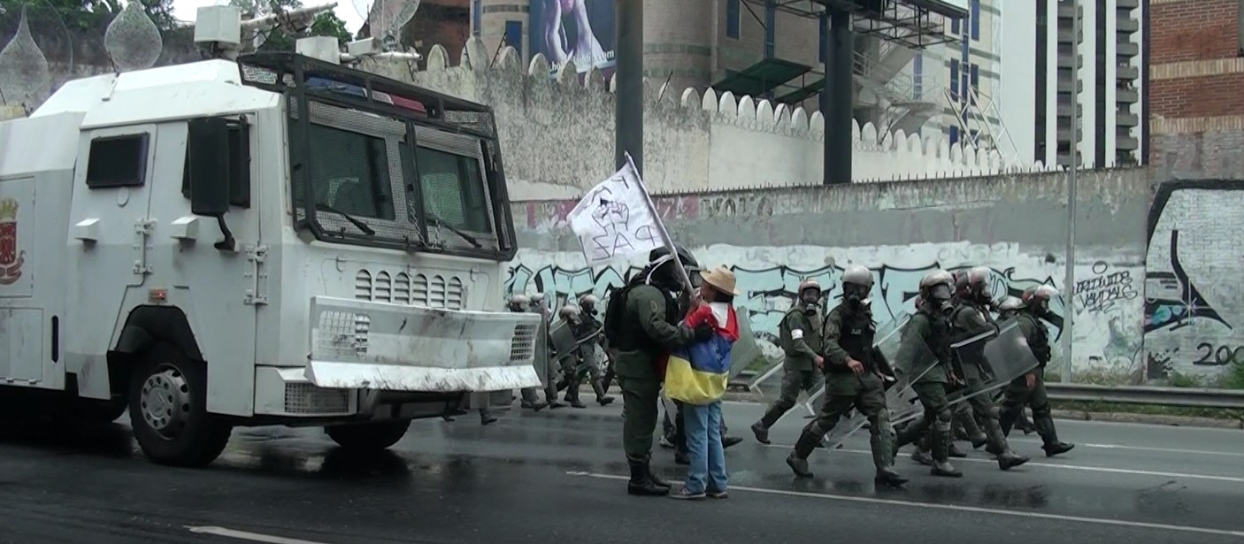 Muchos guardias, ocho tanquetas y una valiente: Señora se enfrenta a la GNB en la Fajardo (video)