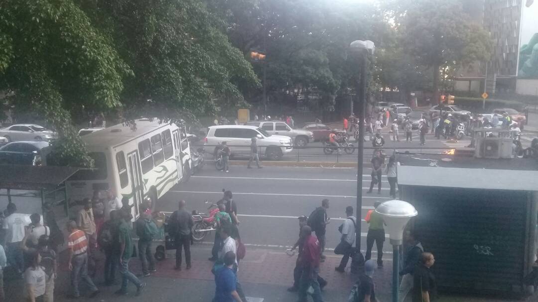 Bus obstaculiza paso en la avenida Francisco de Miranda a la altura de Altamira (Foto)