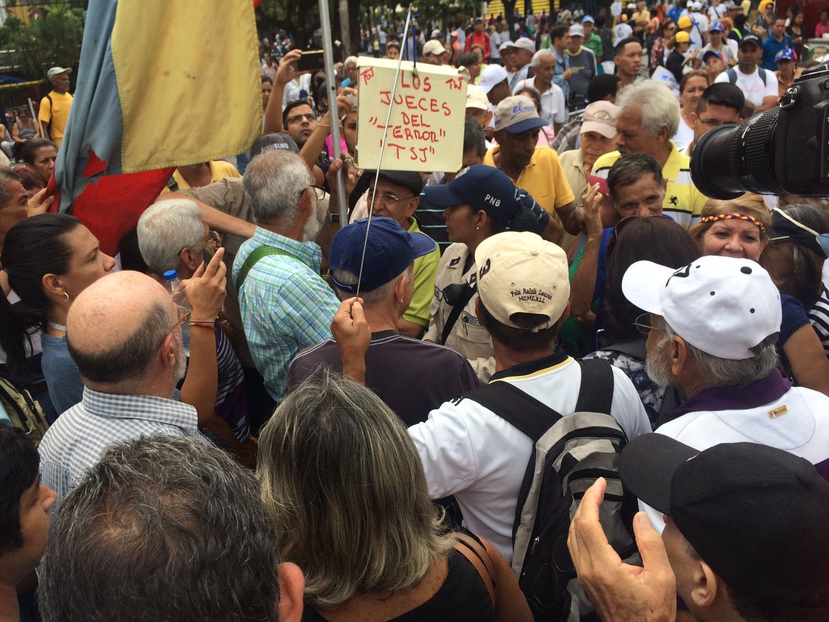 10:44 am: Así está la concentración de los abuelos en Chacaíto #12May (fotos)