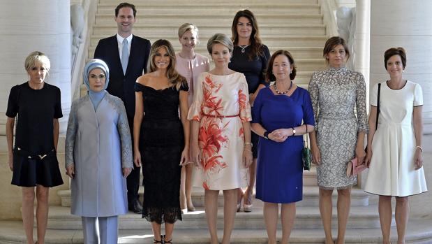 Gauthier Destenay, marido del primer ministro de Luxemburgo, junto con las primeras damas mundiales en la cumbre de la OTAN - EFE