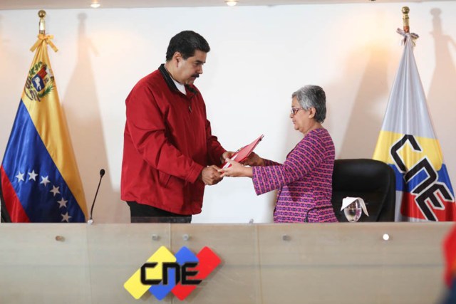 Maduro y Tibisay Lucena en el CNE / Foto: @prensapresidencial 