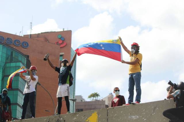 ¿El Honor no se divisa? GN ataca con lacrimógenas desde arriba a manifestantes en El Rosal. Foto: Régulo Gómez/ LaPatilla.com