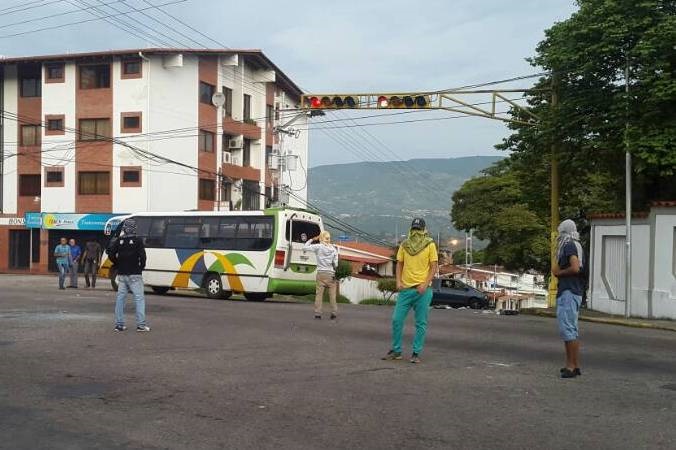 Reportan secuestro de unidades de transporte público en San Cristóbal #9May (Fotos)