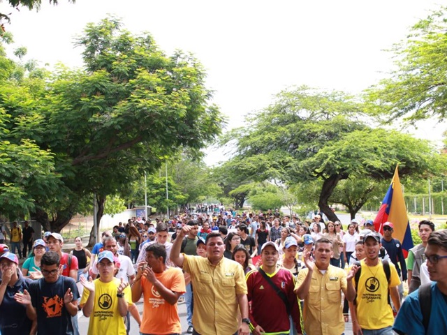 Estudiantes zulianos marchan en contra de las “prácticas terroristas de Maduro”