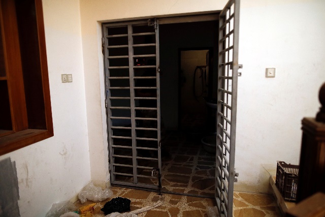 Puerta de acero que lleva a una celda para hombres prisioneros.