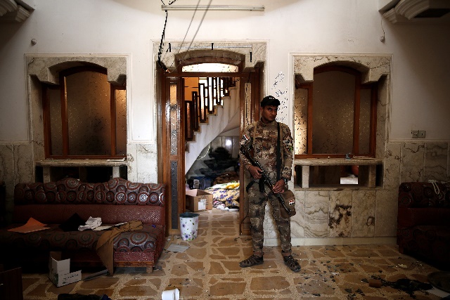 La sala de estar de la casa que los yihadistas transformaron en cárcel.