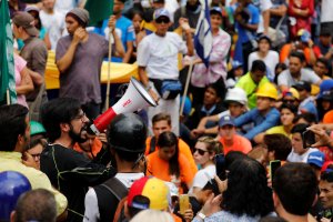 Con cacerolas vecinos de Los Cortijos respaldaron la movilización hacia VTV (Video)