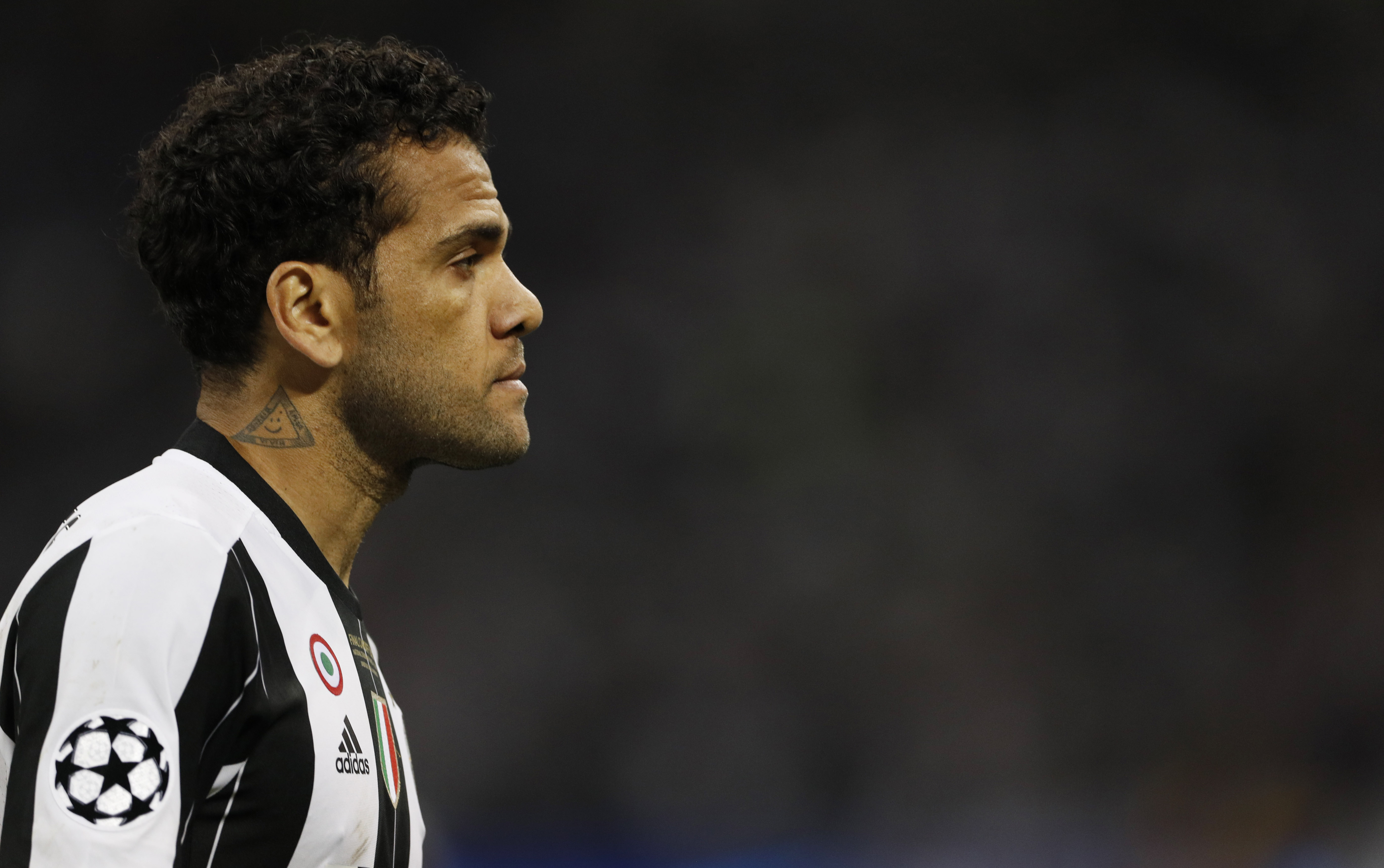 Dani Alves se despide de la Juventus y dice que nunca quiso ofender hinchada