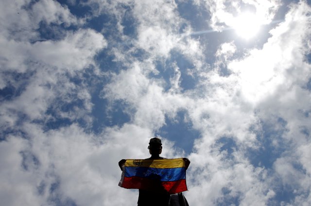 La Oposición vuelve a marchar en Venezuela entre gases lacrimógenos. REUTERS/Ivan Alvarado