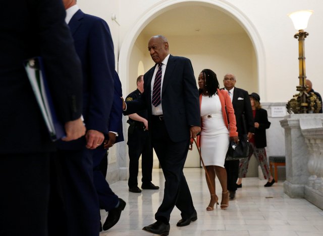 Bill Cosby regresa a la sala de la corte tras un receso durante su juicio por asalto sexual (Foto: Reuters)