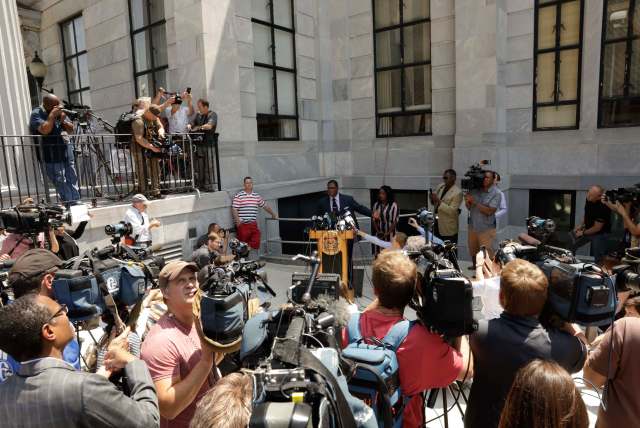 El publicista de Bill Cosby, Andrew Wyatt, habla con la prensa a las afueras de la corte (Foto: Reuters)