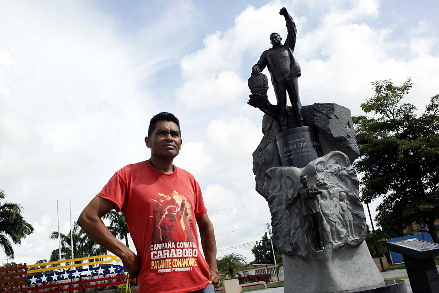 Soldados resguardan la estatua de Chávez en Barinas, mientras que opositores sueñan con derribarla (fotos)