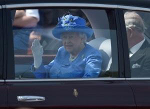 Isabel II llega al Parlamento para leer el programa legislativo del Gobierno