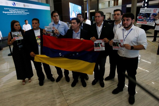Momento en que diputados venezolanos interrumpen sesión de la OEA al grito de "asesinos" REUTERS/Carlos Jasso