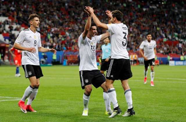 El alemán Lars Stindl celebra tras marcar su primer gol con Leon Goretzka y Jonas Hector (Foto: Reuters)