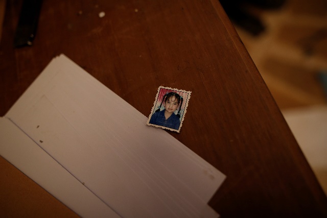 Imagen de una niña desconocida que los soldados iraquíes encontraron en uno de los despachos de la prisión.