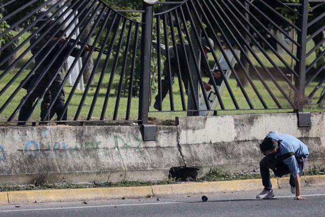 -FOTODELDIAVEN03. CARACAS (VENEZUELA), 22/06/2017.- El joven David José Vallenilla (d), de 22 años, recibe un disparo de un miembro de la Guardia Nacional Bolivariana (GNB) hoy, jueves 22 de junio de 2017, en las inmediaciones de la bases aérea militar La Carlota, en Caracas (Venezuela). El Ministerio Público (MP) de Venezuela informó hoy del fallecimiento de Vallenilla, que recibió un disparo durante una manifestación opositora en Caracas. Con este deceso la Fiscalía cuenta 75 fallecidos según los datos corregidos y actualizados del organismo en sus informes sobre la oleada de protestas que inició el pasado 1 de abril en el país. EFE/Miguel Gutiérrez