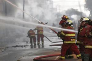 Al menos 900 bomberos participaron para combatir incendio en Lima