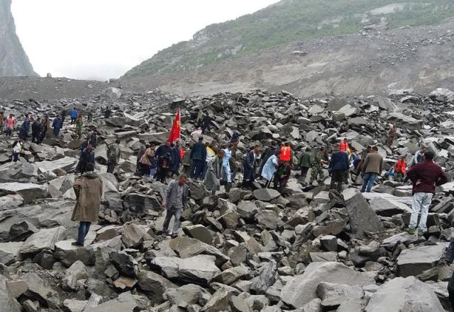Los rescatistas trabajan en el sitio de un derrumbe masivo donde se calcula que más de 100 aldeanos fueron enterrados en el desastre matinal en el condado de Maoxian, en la provincia suroccidental china de Sichuan, el 24 de junio de 2017. EFE / EPA / ZHENG LEI CHINA OUT