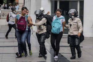 Pobres y jóvenes protestan más contra Maduro