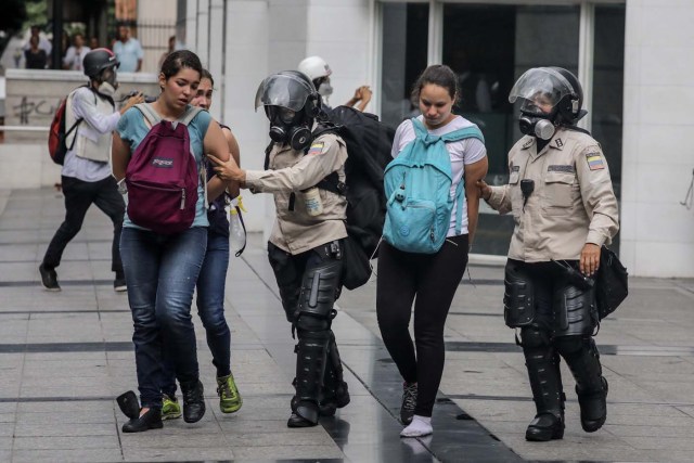 CAR110. CARACAS (VENEZUELA), 29/06/2017.- Agentes de la Policía Nacional Bolivariana detienen a manifestantes durante una marcha hacia la sede del Poder Electoral hoy, jueves 29 de junio de 2017, en Caracas (Venezuela). Venezuela vive desde hace 90 días una ola de manifestaciones a favor y en contra del Gobierno, algunas de las cuales han desencadenado hechos violentos que se saldan con al menos 79 fallecidos, según la Fiscalía. EFE/Miguel Gutiérrez