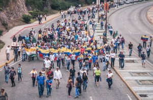 Estudiantes de Barquisimeto salen de Guacara hacia Maracay