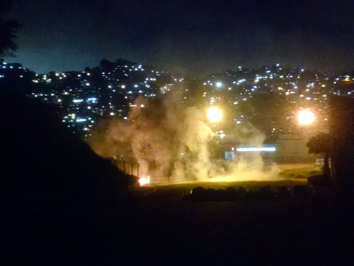 Reportan cierre de vías en Terrazas del Ávila: GNB reprime con lacrimógenas  (videos)