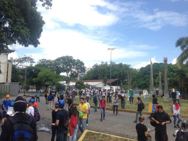 Estudiantes cerraron el acceso a la UCV desde la plaza Las Tres Gracias. Foto: @VivaLaUCV 