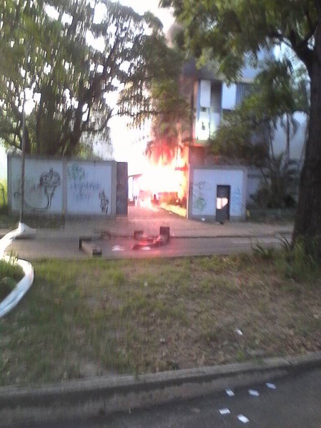 Incendio en la sede de Cantv en Maracay / Foto: @Borolaki 