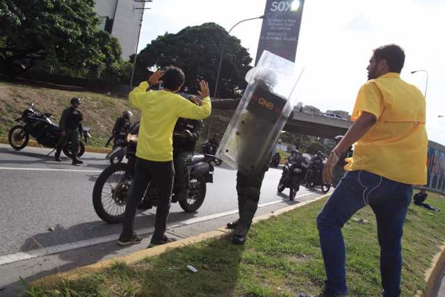 Diputados Miguel Pizarro y Juan Requesens agredidos en la autopista Francisco Fajardo / Foto @Miguel_Pizarro