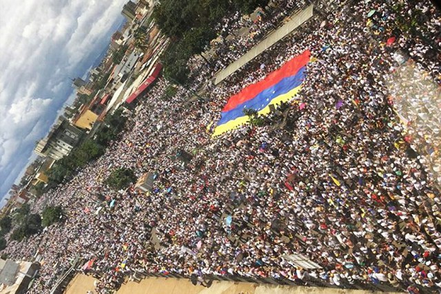 Los 10 canales de la avenida Venezuela estuvieron repletos durante todo el recorrido (Cortesía)