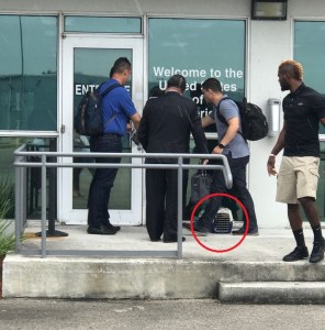Adivinen quién llegó a EEUU en vuelo privado, con flux negro y mascota en su “kennel” (fotos)